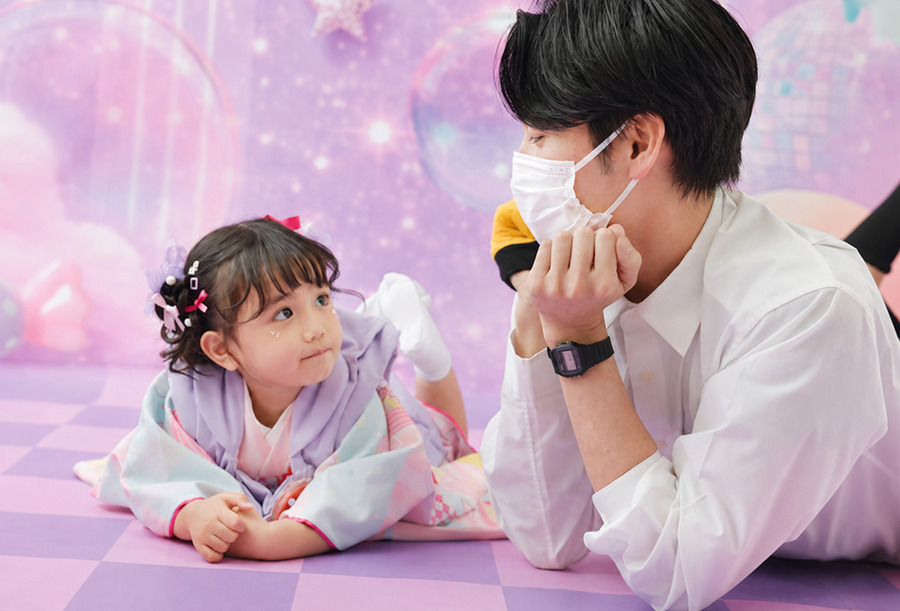 スタッフが子どもをあやす様子